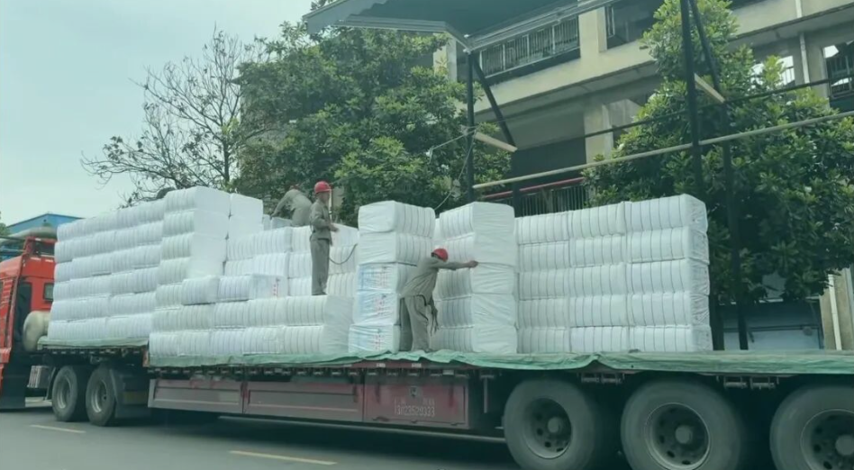 从人工到智能 | 行业首台套具身智能卸车机器人，破解精制棉卸车难题